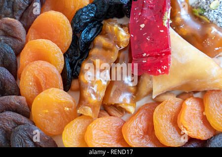 Turkish Delight orientalische Süßigkeiten Trockenfrüchte und Nüsse als Hintergrund. Stockfoto