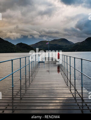 Aira tritt Steg Ullswater im Lake District unter stürmischen Himmel. Stockfoto