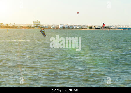 Kitesurfing Kiteboarding Aktion fotos Mensch unter den Wellen schnell geht. Ein Kite Surfer reitet der Wellen Stockfoto