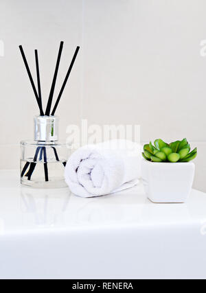 Aromatherapy Flasche Diffusor mit Stöcken. Moderner Stil Aroma sticks Flasche im Bad. Natürliche Aromatherapie Konzept Stockfoto