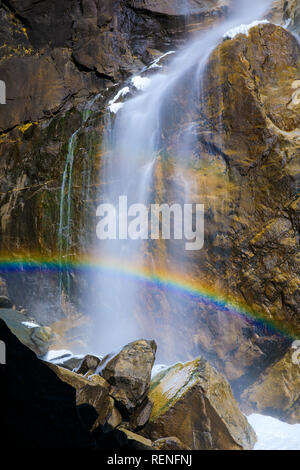 Ein Regenbogen im Nebel/Spray in Yosemite Falls im Yosemite National Park widerspiegeln; Kalifornien während der Teil-US-Regierung Abschaltung; w Stockfoto
