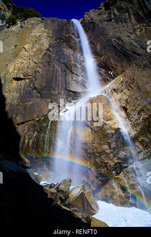 Ein Regenbogen im Nebel/Spray in Yosemite Falls im Yosemite National Park widerspiegeln; Kalifornien während der Teil-US-Regierung Abschaltung; w Stockfoto