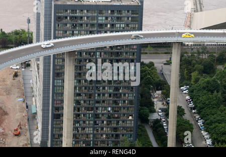 Chongqing, China. 15 Aug, 2018. Die 72 Meter hohe Brücke im Südwesten Chinas Chongqing. Credit: Sipa Asien/Pacific Press/Alamy leben Nachrichten Stockfoto