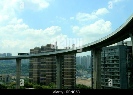 Chongqing, China. 15 Aug, 2018. Die 72 Meter hohe Brücke im Südwesten Chinas Chongqing. Credit: Sipa Asien/Pacific Press/Alamy leben Nachrichten Stockfoto
