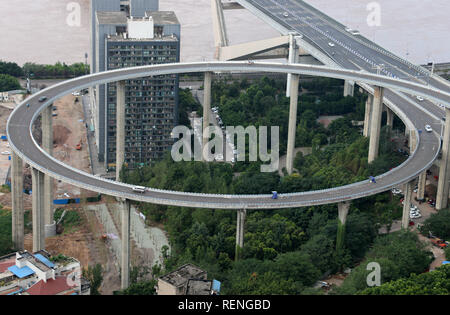 Chongqing, China. 15 Aug, 2018. Die 72 Meter hohe Brücke im Südwesten Chinas Chongqing. Credit: Sipa Asien/Pacific Press/Alamy leben Nachrichten Stockfoto