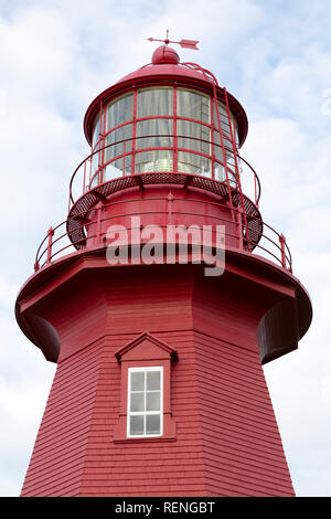 Der rote Leuchtturm in La Martre auf der Halbinsel Gaspé Quebec, Kanada. Die Holzkonstruktion wurde 1906 erbaut. Stockfoto