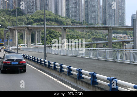 Chongqing, China. 15 Aug, 2018. Die 72 Meter hohe Brücke im Südwesten Chinas Chongqing. Credit: Sipa Asien/Pacific Press/Alamy leben Nachrichten Stockfoto