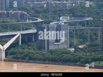 Chongqing, China. 15 Aug, 2018. Die 72 Meter hohe Brücke im Südwesten Chinas Chongqing. Credit: Sipa Asien/Pacific Press/Alamy leben Nachrichten Stockfoto