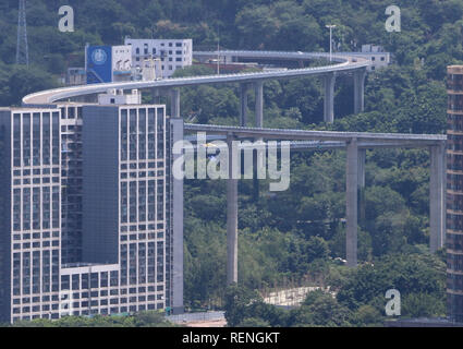 Chongqing, China. 15 Aug, 2018. Die 72 Meter hohe Brücke im Südwesten Chinas Chongqing. Credit: Sipa Asien/Pacific Press/Alamy leben Nachrichten Stockfoto