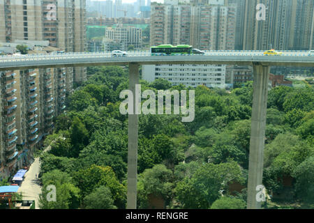 Chongqing, China. 15 Aug, 2018. Die 72 Meter hohe Brücke im Südwesten Chinas Chongqing. Credit: Sipa Asien/Pacific Press/Alamy leben Nachrichten Stockfoto
