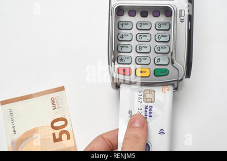 Geschäftsmann mit Payment Terminal mit Kreditkarte zu bezahlen. Stockfoto