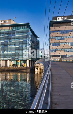 Media City Fußgängerbrücke über den Manchester Ship Canal und der BBC, Salford, Greater Manchester, England Stockfoto