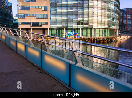 Media City Fußgängerbrücke über den Manchester Ship Canal und Bridge House, wo Blue Peter produziert wird, Salford, Greater Manchester, England Stockfoto
