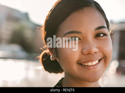Inhalt junge asiatische Frau außerhalb der Stadt Stockfoto