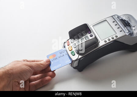 Geschäftsmann mit Payment Terminal mit Kreditkarte zu bezahlen. Stockfoto