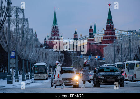 Moskau, Russland - Januar 21, 2019: Das Mädchen überquert die Straße an einem fußgängerüberweg unter die patriarchale Brücke. Stockfoto