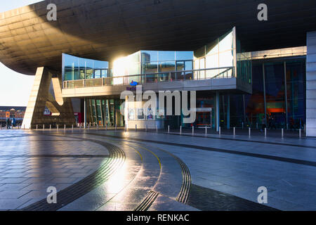 Das Lowry Theater, Galerie komplex und öffentlichen Plaza, Pier 8, den Quays, Salford, Greater Manchester, Vereinigtes Königreich Stockfoto