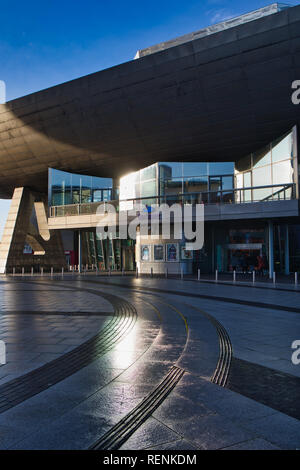 Das Lowry Art Gallery, Theater und öffentliche Plaza, Pier 8, den Quays, Salford, Greater Manchester, Vereinigtes Königreich Stockfoto