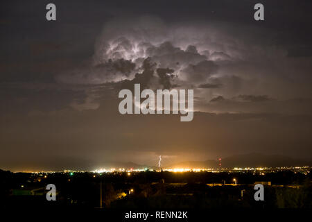 Ein entferntes Gewitter leuchtet über die Lichter der Stadt von West El Paso Stockfoto