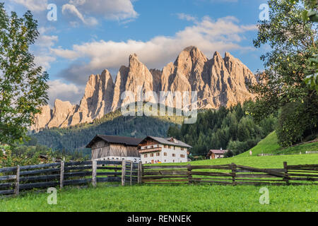 Wunderbare Landschaft von Santa Magdalena Dorf in Dolomiten, Italien Stockfoto