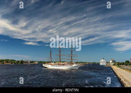 Dreimaster Segelboot Manöver auf den Fluss Daugava in Riga an einem sonnigen Sommertag mit schönen Wolken zu segeln Stockfoto