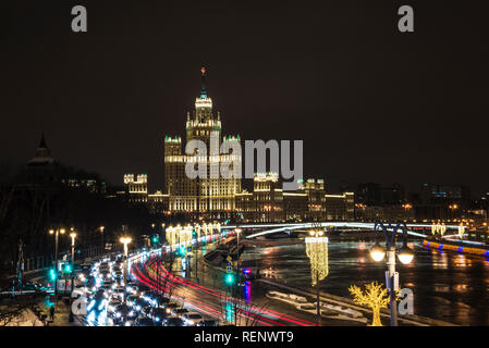 Die Skyscraper auf Kotelnicheskaya Damm in Moskau, Russland. Am Abend des 14. Januar 2019 Stockfoto