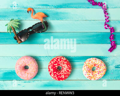 Türkis Karneval Hintergrund mit Donuts und Dekoration Stockfoto