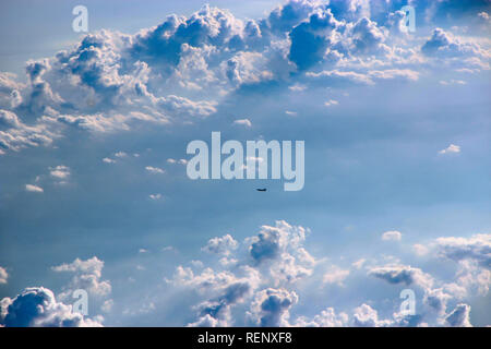 Schöne Aussicht aus dem Fenster auf die Ebene. Blick aus dem Fenster des Flugzeugs auf Himmel Wolken und fliegende Flugzeuge. Panorama mit fliegenden Flugzeug hoch in den Himmel. Landschaft Stockfoto