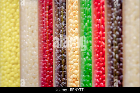 Candy Regenbogen in einem Shop. Bunte Süßigkeiten Hintergrund Stockfoto