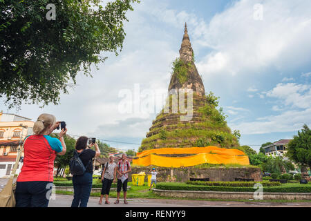 Vientiane, Laos - August 9, 2018: mehrere Reisende nehmen Sie Bilder eines Stupa, Dam und vor Die darstellen. Stockfoto