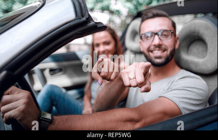 Liebespaar in einem Cabrio auf Sie Stockfoto