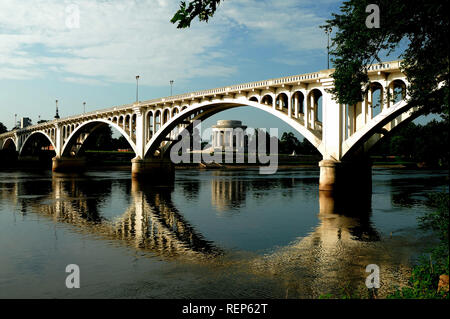 Die GEORGE RODGERS CLARK MEMORIAL, EINGERAHMT VOM LINCOLN BRÜCKENBÖGEN mit Reflexion in der Wabash River Stockfoto