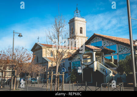 Marseillan, Frankreich - 30. Dezember 2018: architektonische Details der Kirche Saint Jean-Baptiste und die La Fabrique Mediathek in der historischen Stadt Stockfoto