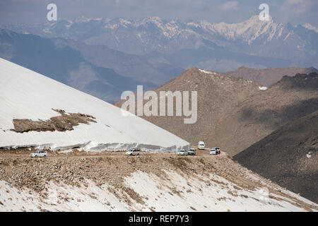 Verkehr auf Höhe Straße bei Khardung La Pass, Ladakh, Indien. Die Höhe des Khardung La Pass ist 5,359 m. Stockfoto