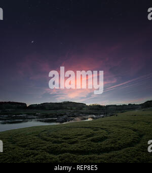 Goldenen Dämmerung Himmel mit Wolken und erste Sterne über eine Spirale Symbol, in Galicien Stockfoto