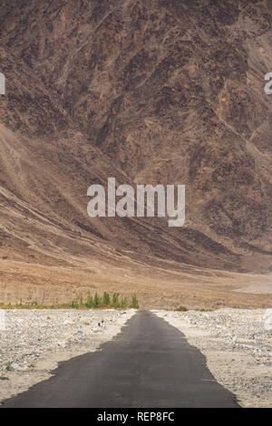 Emty Straße verschwinden in Himalaya Gebirge in Ladakh, Nordindien. Road Trip Konzept Stockfoto