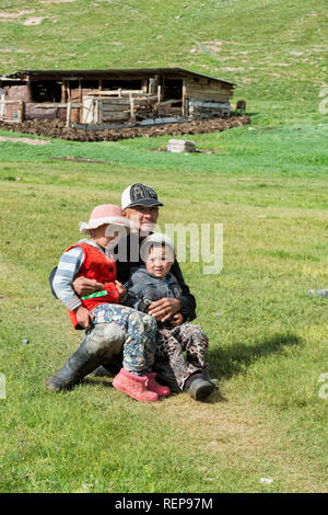 Kirgisische Mann mit seinen zwei Kindern, Sary Jaz Tal, Issyk-kul-region, Kirgisistan Stockfoto