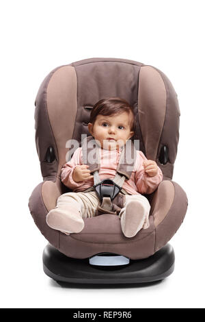Baby angeschnallt im Auto Sitz auf weißem Hintergrund Stockfotografie -  Alamy