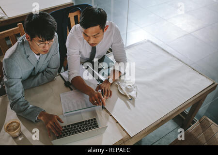 Asiatische Geschäftsleute treffen im Coffee Shop, mit Laptop für die Präsentation. Zwei Menschen zusammen, die an einem Notebook arbeitet im Cafe. Stockfoto