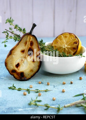 Ein Bauernhof Tabelle mit gesunden gebratene Früchte und Kräuter gesetzt Stockfoto