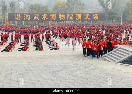 Dengfeng, China - Oktober 16, 2018: Ausbildung Schüler Martial Arts School auf dem Platz. Shaolin Tempel. Stockfoto