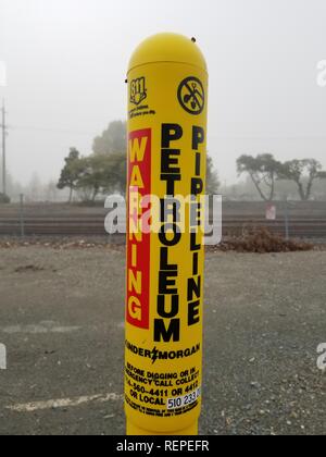 Warnzeichen für eine unterirdische Erdöl Pipeline durch Kinder Morgan in Martinez, Kalifornien, 10. Januar 2019 betrieben. () Stockfoto