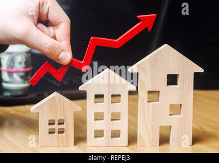 Das Konzept der Immobilienmarkt Wachstum. Der Anstieg der Preise für Wohnimmobilien. Die steigenden Preise für Dienstprogramme. Verstärktes Interesse an Hypotheken- und zunehmender Stockfoto