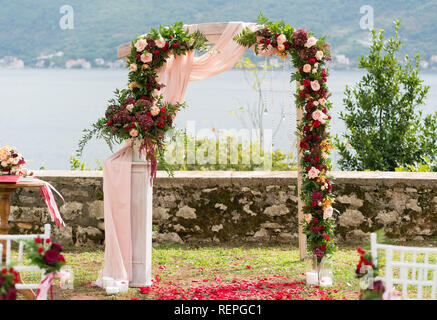 Arch mit frischen Blumen für eine Hochzeit eingerichtet Stockfoto