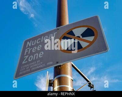 In der Nähe von Zeichen an der Stadtgrenze von Berkeley, Kalifornien, die Benennung der Stadt als eine Atomwaffenfreie Zone, eine symbolische Bezeichnung bedeutete, Kernenergie und nukleare Waffen, zu widerstehen, 7. Dezember 2018. () Stockfoto