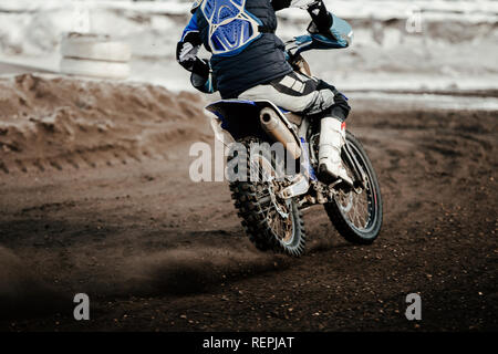 Rider enduro Motorrad fahren im Winter, Anschluss Stockfoto