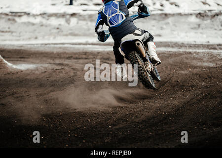 Motorrad Racer Enduro Motocross reiten auf Winter, Anschluss Stockfoto