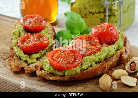 Frisches Sandwich mit Pesto und Tomate. Stockfoto