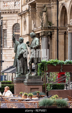 Statue von Joseph priesterlichen und Dr. Walter Hook Statue am Hauptplatz der Stadt Leeds Yorkshire England Stockfoto