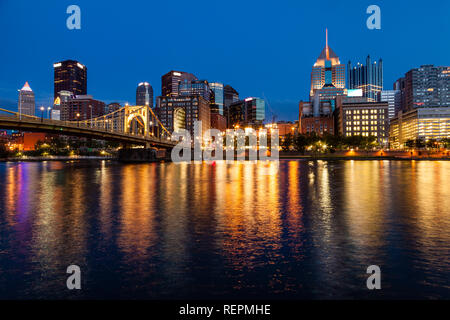 Blick auf die Skyline von Pittsburgh Allegheny River nach Sonnenuntergang Stockfoto